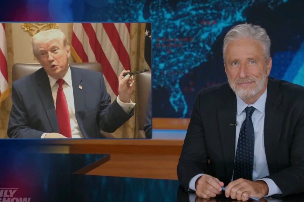 Jon Stewart'tan Donald Trump'a Sert Savaş Zamanı Eleştirisi: "Filtresini Kaybetmiş Dede" Trump'ın davranışları