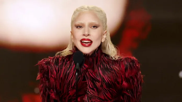 Lady Gaga Şeytan Prada Giyer 2